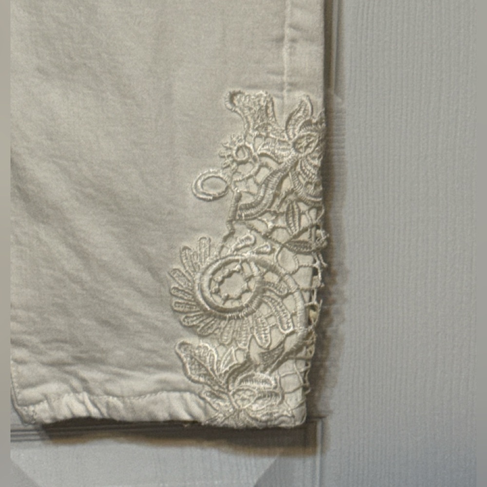 Maurices Women’s Size 16 Winter White Embroidered Hem Cropped Jeans Stretch - Picture 4 of 4